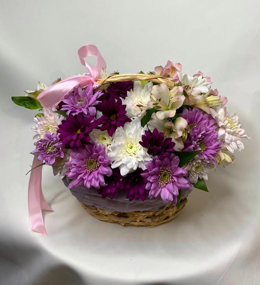 Цветочная композиция из Хризантемы и Альстромерии в корзине в Кенже