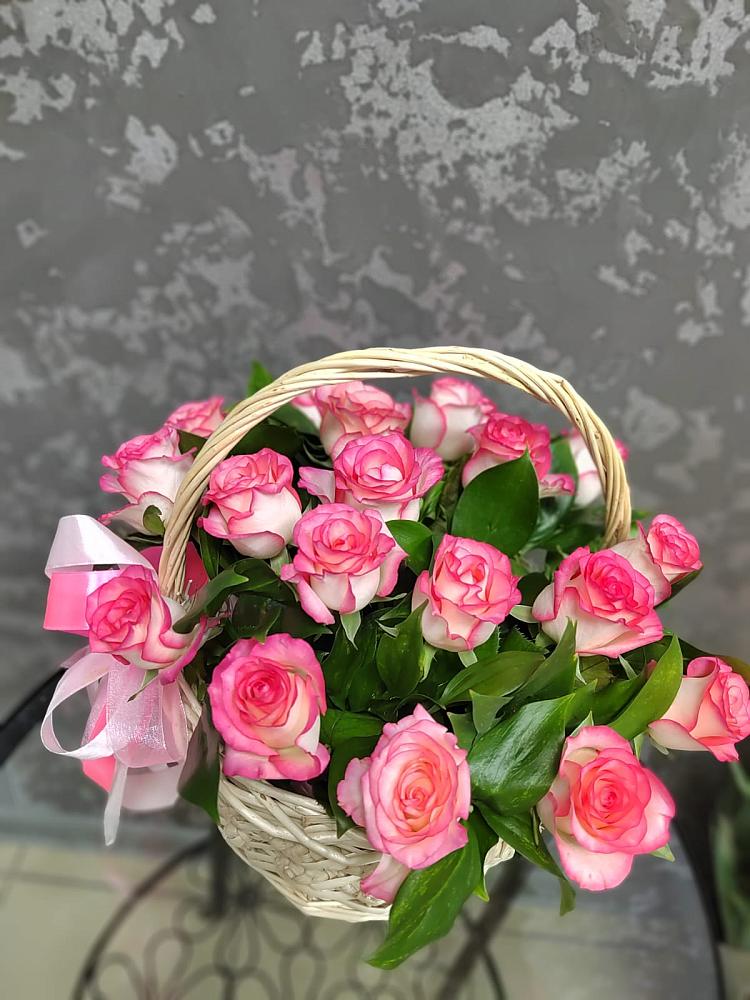 Цветочная композиция из Розы в корзине в Кенже