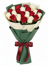 Букет Микс из красных и белых роз в Кенже