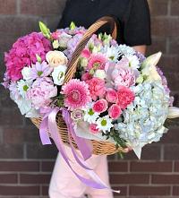 Цветочная композиция из Розы, Хризантемы, Пионы и Лизиантусы в корзине в Кенже