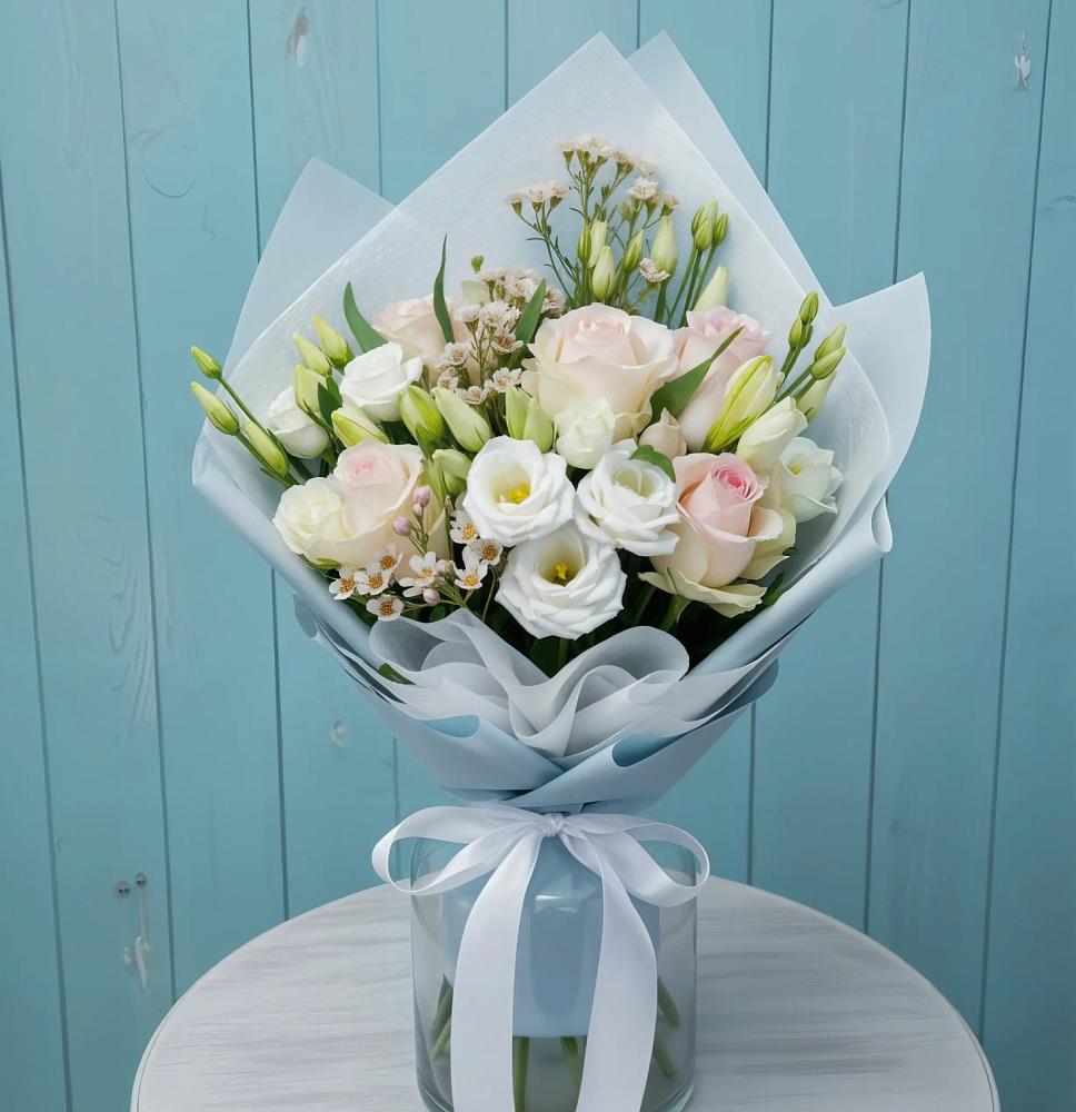 Букет цветов из: Розы и Лизиантусы в Кенже