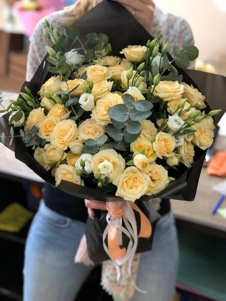 Букет цветов из: Розы и Лизиантусы в Кенже