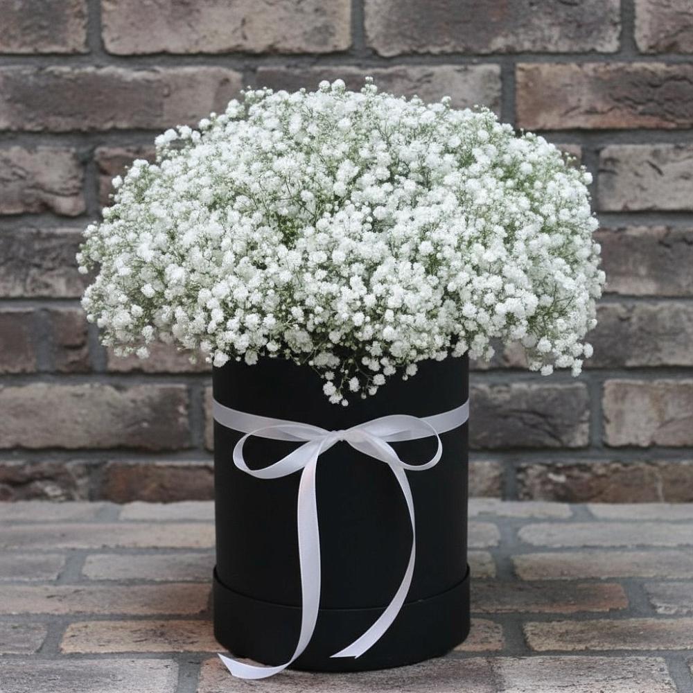 Цветочная композиция из Гипсофила в шляпной коробке в Кенже