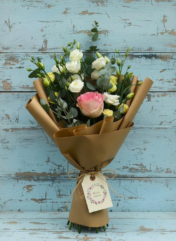 Букет цветов из: Розы и Лизиантусы в Кенже