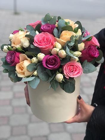 Цветочная композиция из Розы в шляпной коробке в Кенже