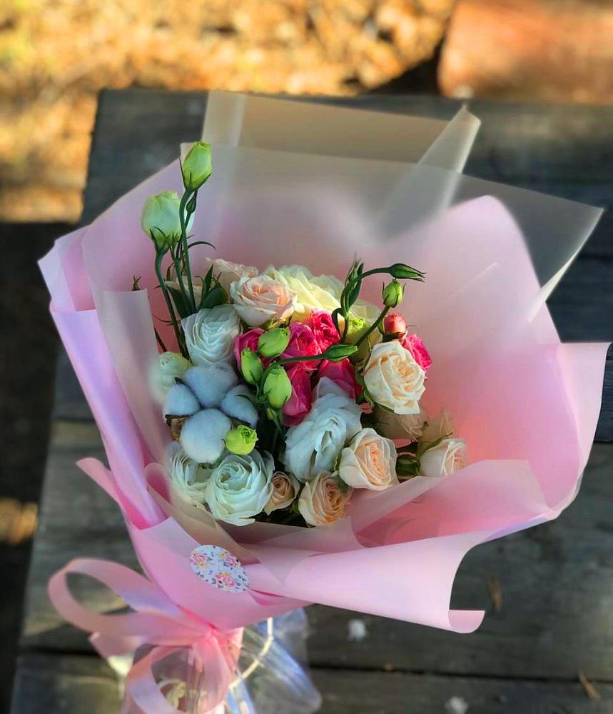 Букет цветов из: Розы и Лизиантусы в Кенже