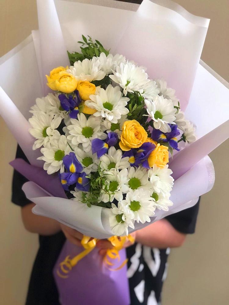 Букет цветов из: Ирисы, Хризантемы и Розы в Кенже