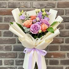 Букет цветов из:  Лизиантусы и Розы в Кенже