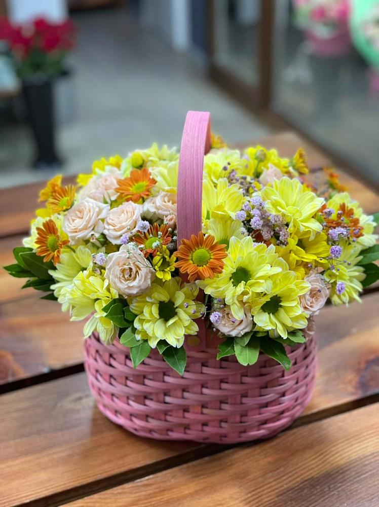 Цветочная композиция из Хризантемы и Розы в корзине в Кенже