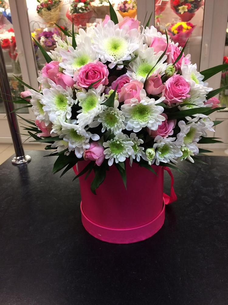 Цветочная композиция из Розы и Хризантемы в шляпной коробке в Кенже