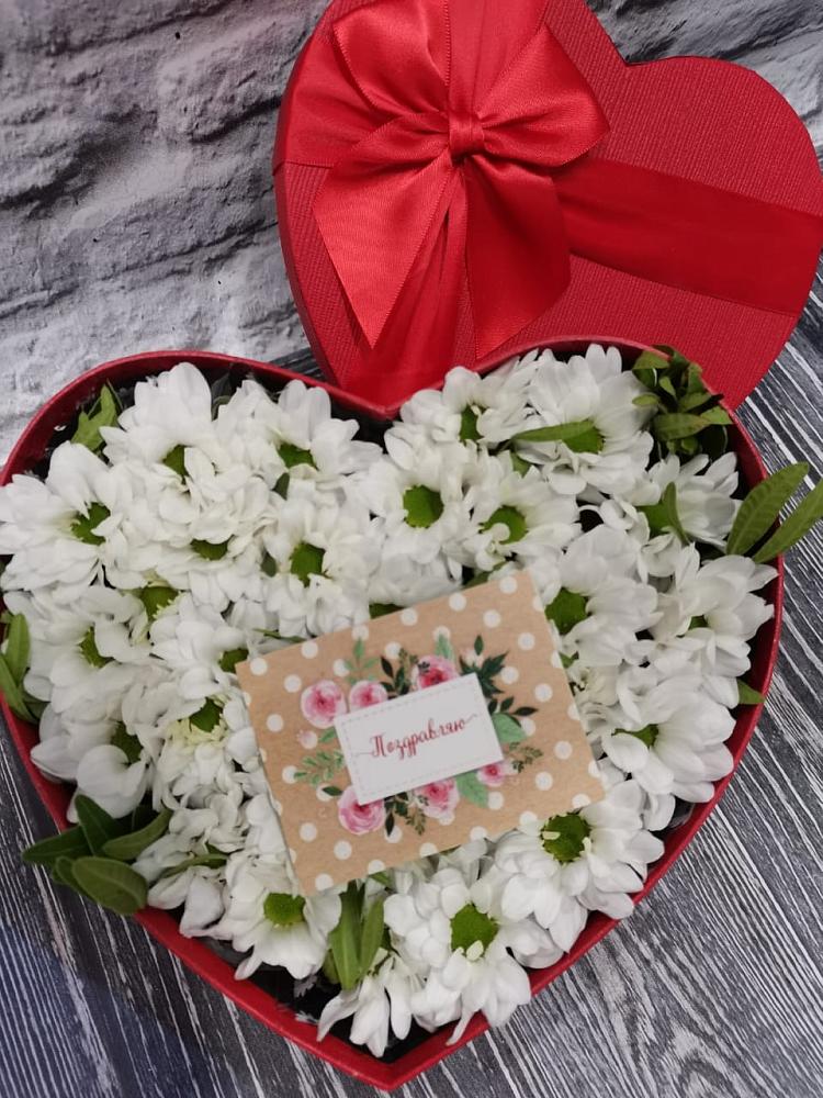 Цветочная композиция из Хризантемы в виде сердца в Кенже