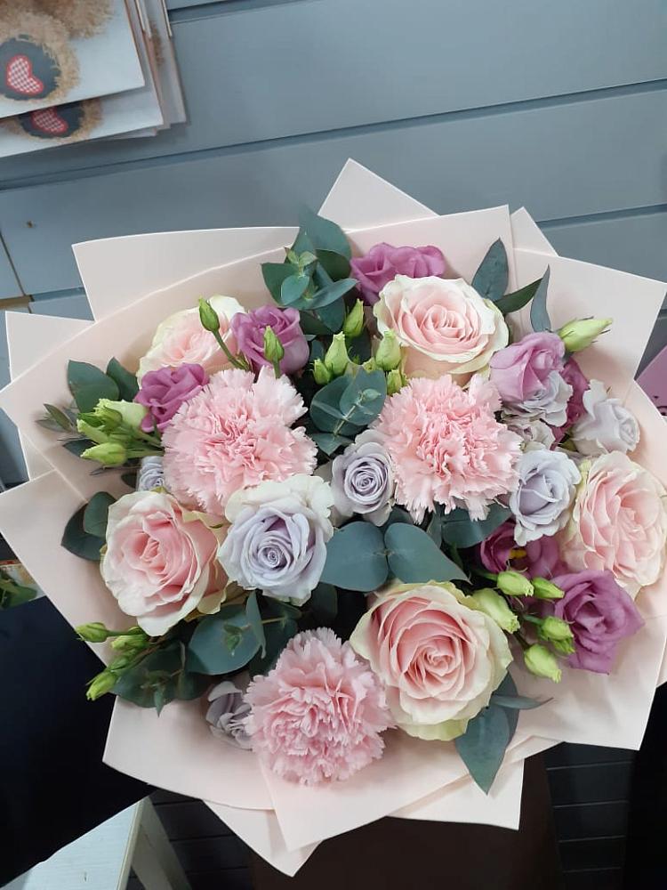 Букет цветов из: Розы, Гвоздики и Лизиантусы в Кенже