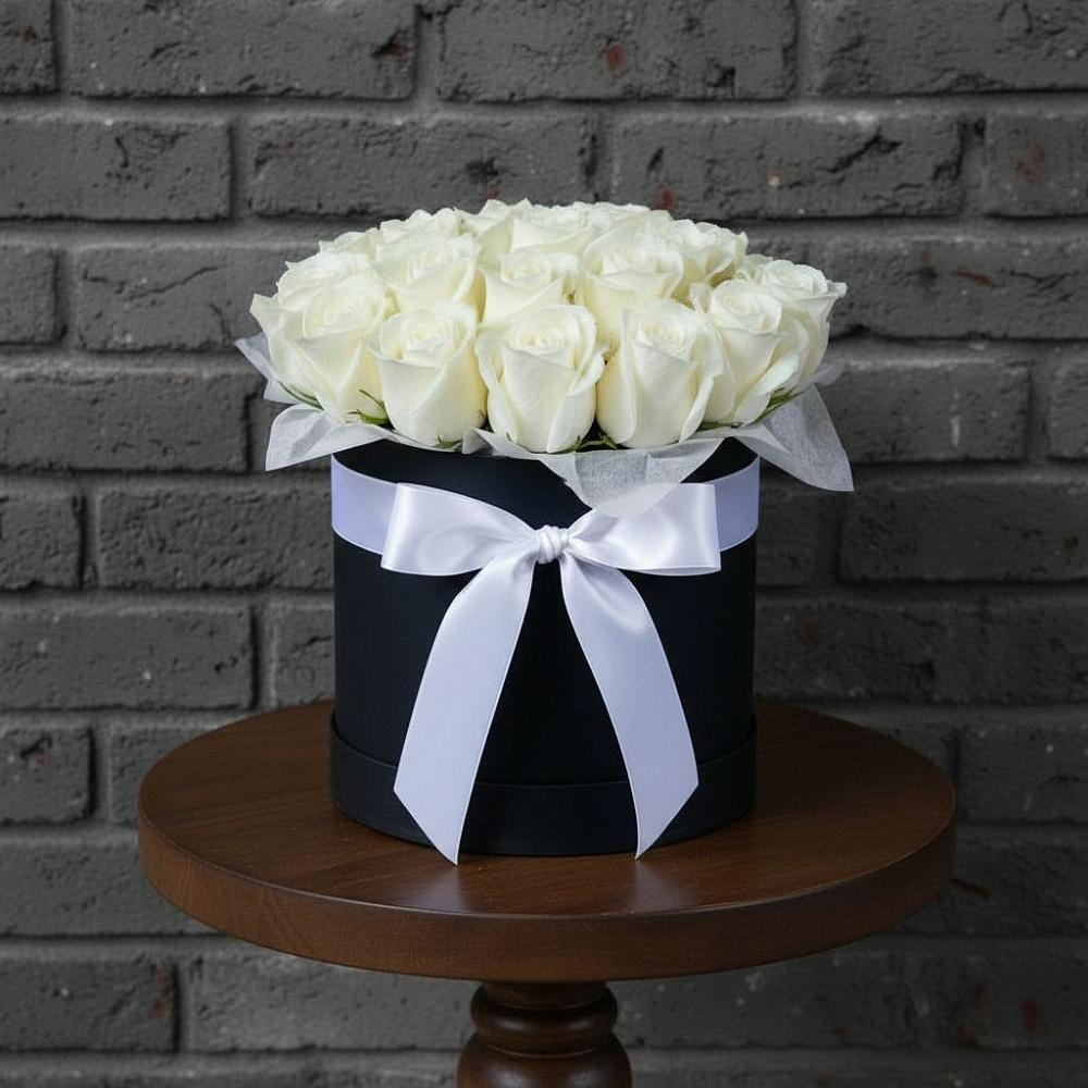 Цветочная композиция из Розы в шляпной коробке в Кенже