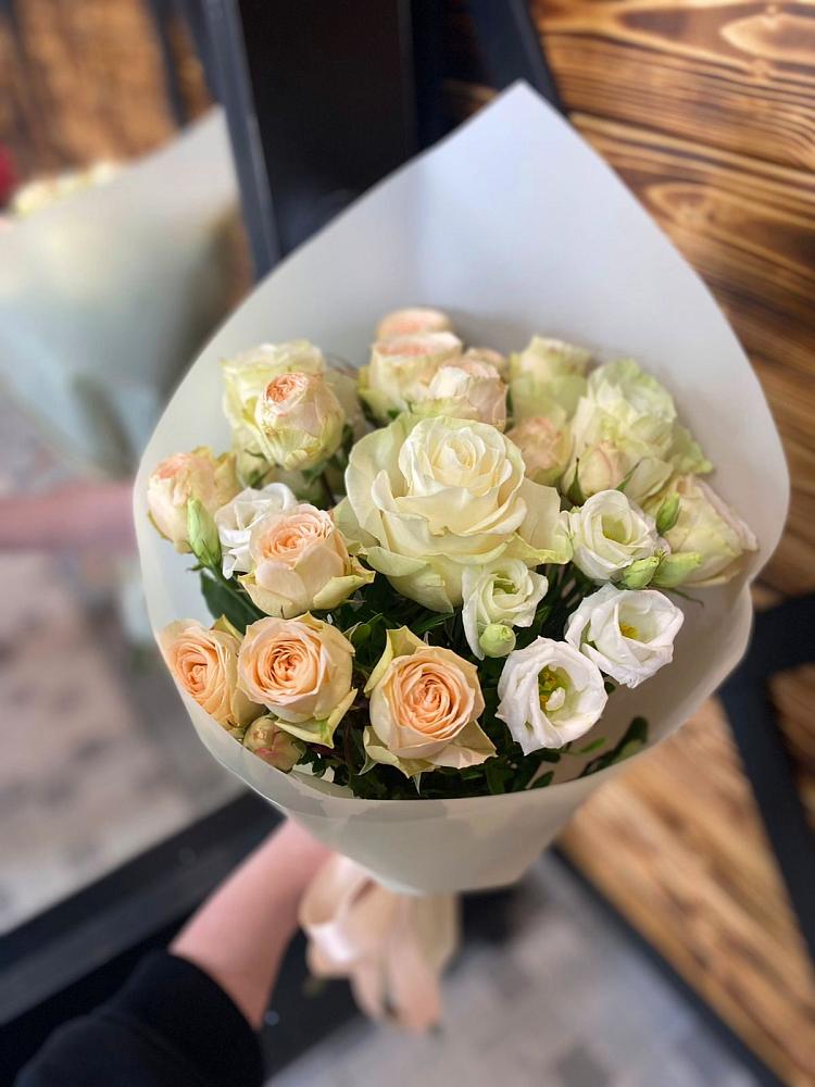 Букет цветов из: Розы и Лизиантусы в Кенже