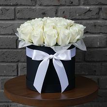 Цветочная композиция из Розы в шляпной коробке в Кенже