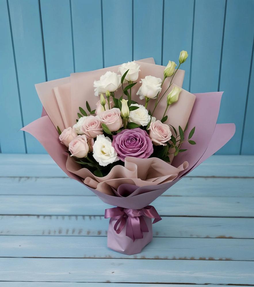 Букет цветов из: Розы и Лизиантусы в Кенже